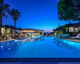 Alkyoni Beach Hotel - נאקסוס - בריכה