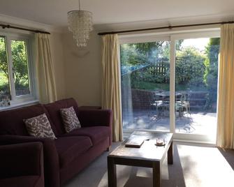 Well Equipped Family Holiday Home With Garden In A Quiet rural location. - Dover - Wohnzimmer