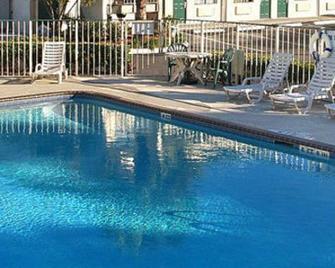 Masters Inn Tampa East - Seffner - Pool
