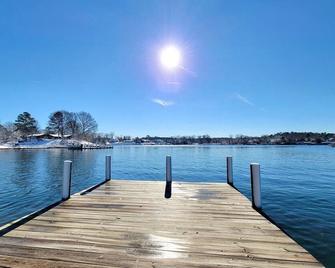 Irvington's Premier Waterfront Retreat~Beach~Kayaks~Amazing Views - Irvington