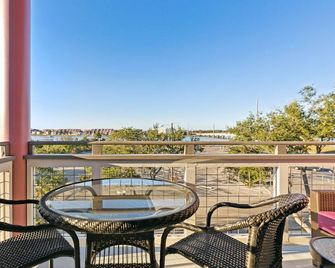 Boutique Hotel Folly Room 10: King Studio with a deck - sunset views over Folly River - Folly Beach - Balcony