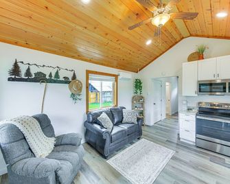 Peaceful Bonners Ferry Cabin w/ Deck & Mtn Views! - Bonners Ferry - Sala de estar