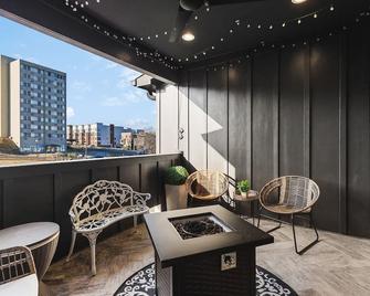 Upscale Home with Patio WALK to 12 South and Belmont - Nashville - Balcón