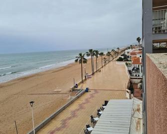 Cosy beach flat (ground floor) with terrace, AC, Heating and fast WiFi - Bellreguart - Playa