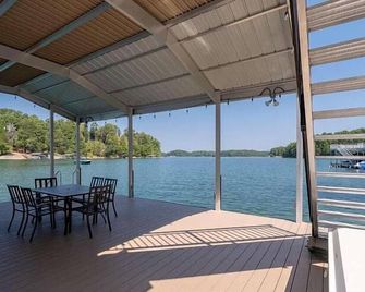Rare Easy Access Private Floating Dock 4 Bed Room Home! - Buford - Balcón