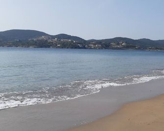 Close to sandy or pebble beaches, in a residential area. ( New) - La Cadière-d'Azur - Playa
