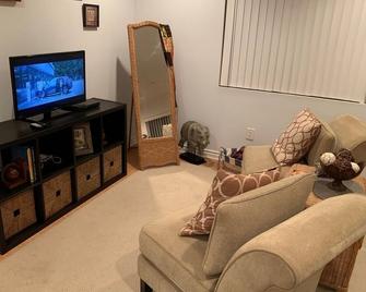 2 Bedroom/1Bath Glendale Retreat! Balconey! - Glendale - Living room