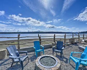 Similk Bay Retreat with Deck, Fire Pit + Hot Tub! - Anacortes