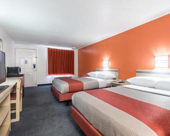 Travelodge by Wyndham Lansing - Lansing - Bedroom
