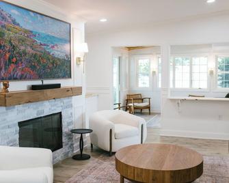 Boothbay Harbor King Suite - Room 1 at Greenleaf Inn - Balcony, Harbor Views! - Boothbay Harbor - Living room