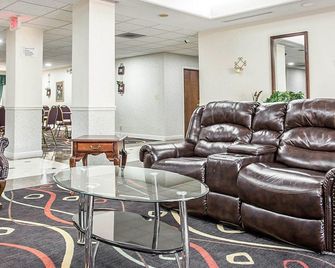 Econo Lodge Inn & Suites Marietta Near Dobbins Arb - Marietta - Oleskelutila