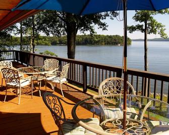 KY Lake Arts & Crafts Cedar Shake Home / On-site Boat Rentals with Private Dock - Murray - Balcony