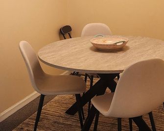 Charming 1-bedroom cottage 0.5 from beautiful Caseville with AC, spacious yard - Caseville - Dining room