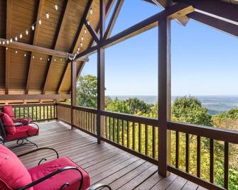 Mountaintop Cabin w/ Poolside Sunsets! - Charles Town - Balcony
