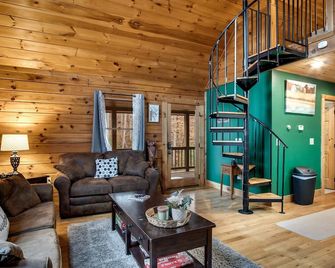 Cozy Cabin Retreat: Tiny Trotter - Bryson City - Living room
