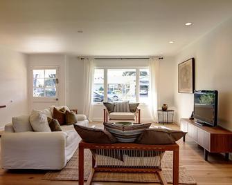 Modern Ranch Style House 2 blocks from Lake Los Carneros - Goleta - Living room