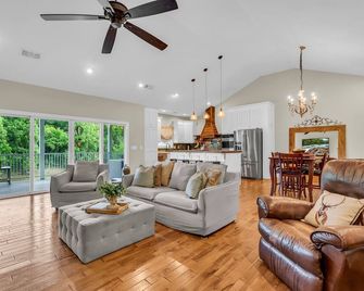 Riverside Getaway by OneHometown Getaways - Columbus - Living room