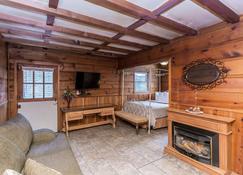 Apple Creek Cottages - Prescott - Living room