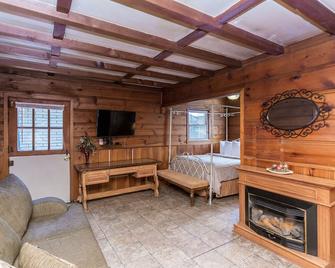 Apple Creek Cottages - Prescott - Living room