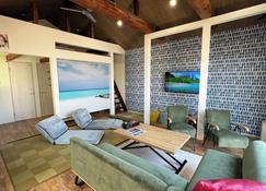 Villa by the ocean with BBQ garden for up to 5 pax - Kobe - Living room