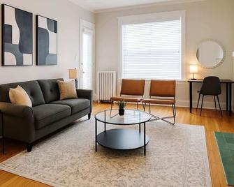 Boystown Chic 2br Escape - Chicago - Living room