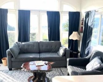 The Lighthouse Cabin #60 - Gold Beach - Living room