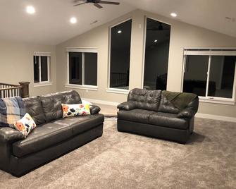 Spacious Riverfront Cabin in Beautiful Marysvale - Marysvale - Living room