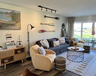 Newly Updated Modern, Spacious, and Cozy Condo- Right on the Lake! - Lake Geneva - Living room