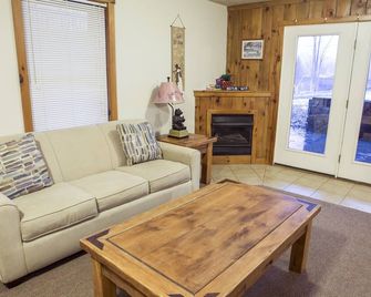 Sleeps 22. Affordable Cabin 30+ minutes to New River Gorge Rafting & Climbing - Fayetteville - Wohnzimmer