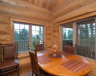Denali only 17 miles away! Grill, washer & dryer, jacuzzi bathtub with a view - Healy - Eetruimte