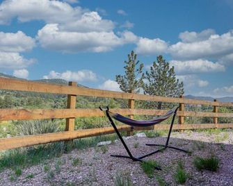 Sunrise Cabin at Highland Meadows - King Bed and Views - Hot Springs - Balcony