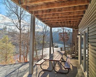 Caryville Home with Private Dock and Norris Lake Views - Caryville - Балкон