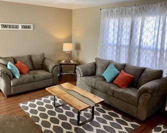 Leaning Pine Cottage - Close to the Grand Canyon North Rim! No cleaning fees! - Fredonia - Living room