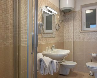V Hotel - Ancona - Bad