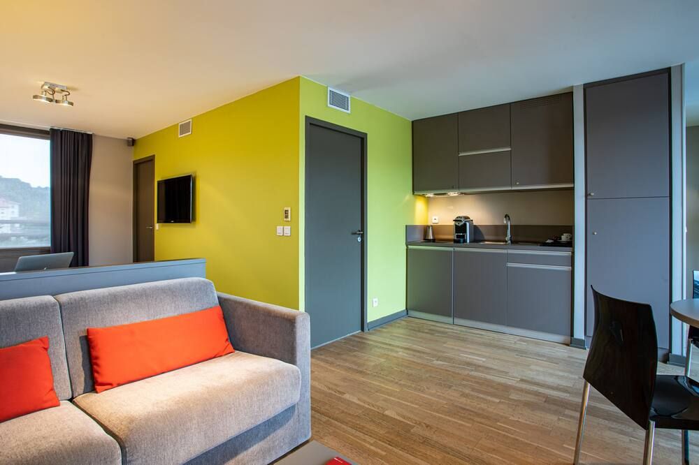 Adonis Lyon Dock Ouest