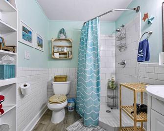 Dog-Friendly Beach Apt with Yard Near Pier and Parks - Jacksonville Beach - Bathroom