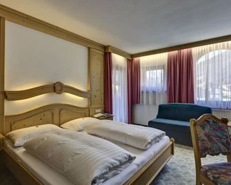 Hotel zum grünen Tor - Tux - חדר שינה