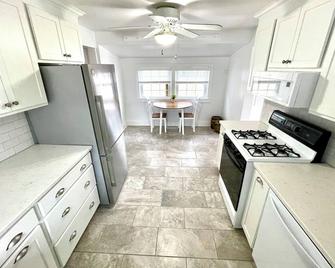Charming Coastal Cape Cod w/ King Bed, Bikes, & Game Room near Downtown Beach - Vermilion - Kitchen