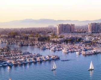 Cozy Romantic Sailboat Experience, Safe Marina + Walk to Bars, Dining and more! - Marina del Rey - Outdoors view