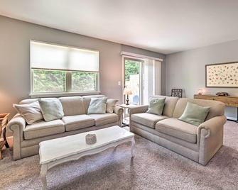 Harbor Springs Winter Retreat about 6 Mi to Skiing! - Harbor Springs - Living room
