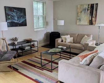 Cross Passage House - Lunenburg Ns - Lunenburg - Living room
