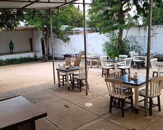 Ruby - Casa de Hospedes - Backpackers - 楠普拉 - 餐廳