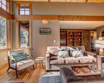 Evergreen View - A Modern Mountain Retreat - Estes Park - Living room