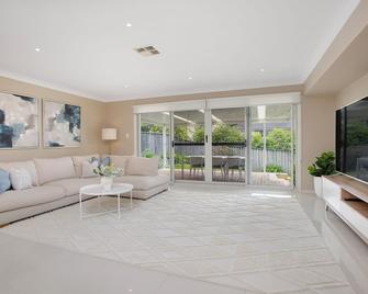 Big Family Home - Super Convenience with Pool Table & Children Playroom - Campbelltown - Soggiorno
