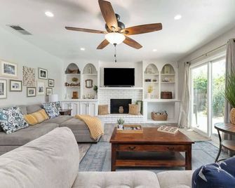 Visalia Luxe Ca: 3br W/ Private Pool, Bbq, & Patio - Візалія - Вітальня