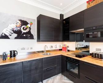 L-Spa Boutique Apartments - Stylish Regency two bedroom apartment - Warwick - Kitchen