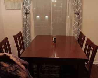 2nd floor Apt centrally located. a block from court house, post office, library! - Lakeview - Comedor