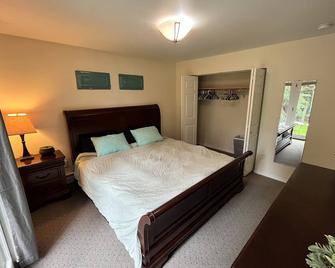 Pet friendly, fully-fenced, super safe, extremely comfortable near hospitals! - Anchorage - Habitación
