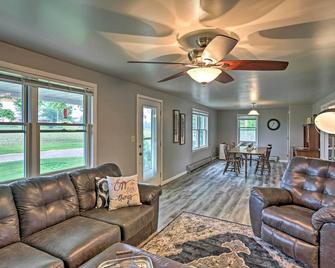Millersburg Home with Covered Porch and Fire Pit! - Millersburg - Living room