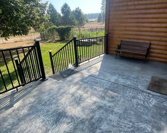 Country living in this cute one-bedroom renovated farmhouse from 1898. - Spokane - Varanda